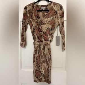 NWT Jennifer Lopez Desert Viper mock wrap dress with belt and single pocket XS